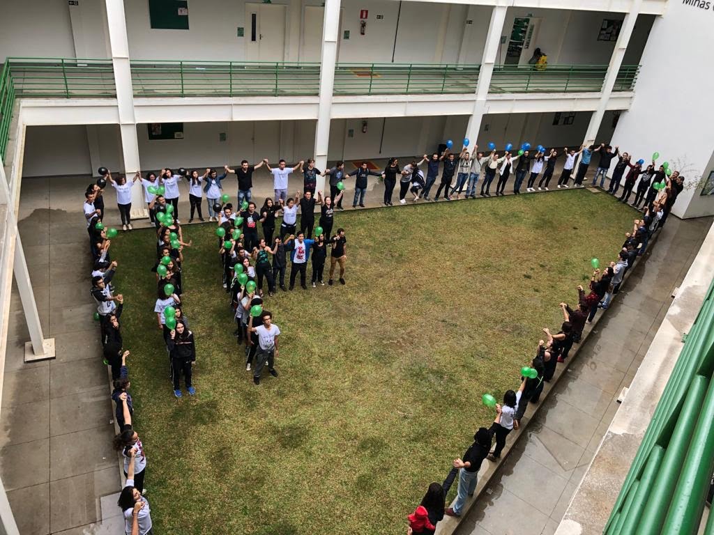 IFMG, campus Ouro Branco, realiza abraço simbólico em luta pela Educação (Foto: Fabrício Marques/Blog do Vestibular)