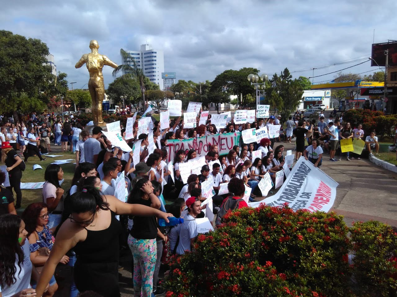 Manifestação realizada pelo IFMG, campus de Governador Valadares (Foto: Rodrigo Marques/Blog do Vestibular)