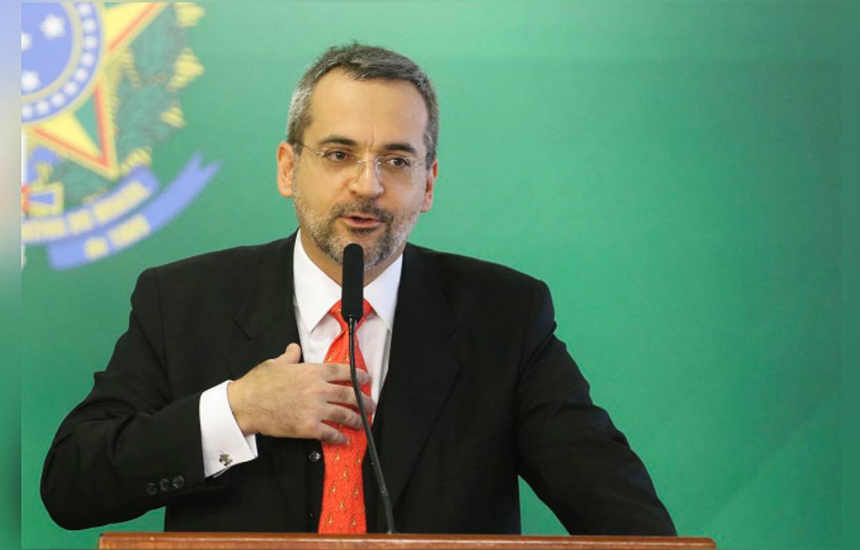 Ministro diz que federais poderão ter professores sem concurso