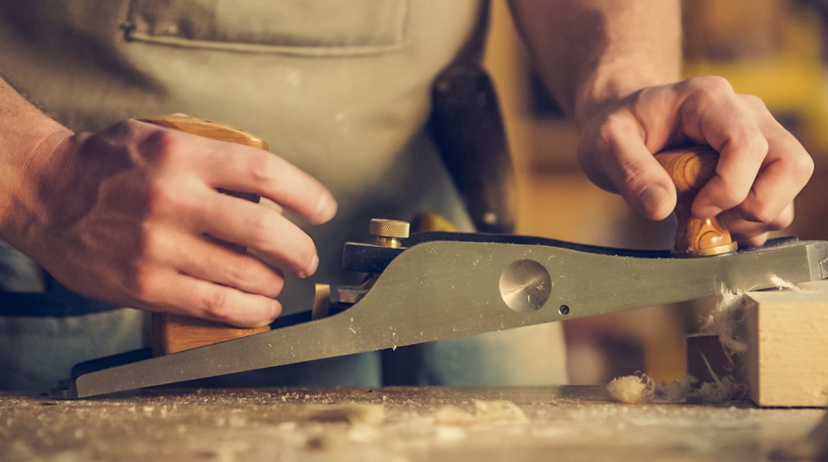 Estofadores e marceneiros, profissões antigas que estão voltando
