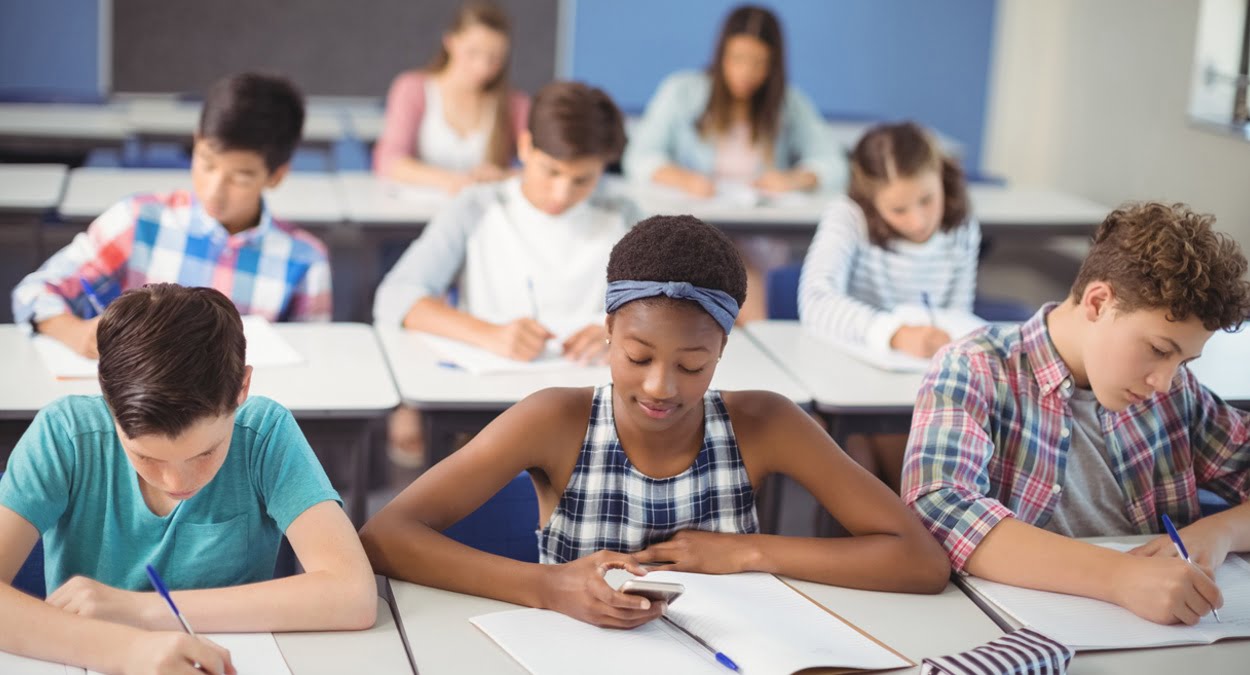 Auxílio Brasil: Governo não retomou controle de frequência escolar das crianças