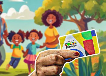 Mão segurando cartão do Bolsa Família (Imagem: Divulgação)
