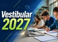 Estudantes estudando e se preparando para o vestibular 2027 em ambiente de aprendizagem