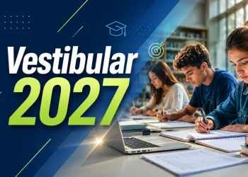 Estudantes estudando e se preparando para o vestibular 2027 em ambiente de aprendizagem