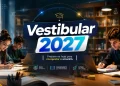 Grupo de jovens estudando juntos para o vestibular 2027 em ambiente de aprendizagem