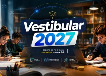 Grupo de jovens estudando juntos para o vestibular 2027 em ambiente de aprendizagem