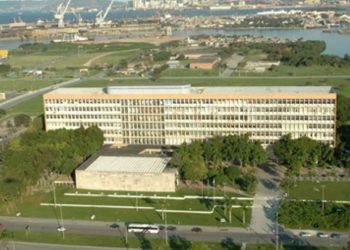 UFRJ abre 1.097 vagas para transferência externa especial 2026.2