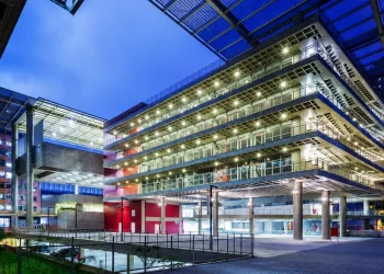 Campus Faculdades de Tecnologia do Estado de São Paulo (Fatecs) - Imagem editada por IA