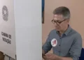 Romeu Zema utiliza celular na cabine de votação (Crédito: GloboNews)