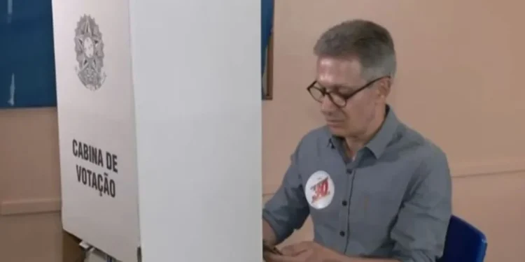 Romeu Zema utiliza celular na cabine de votação (Crédito: GloboNews)